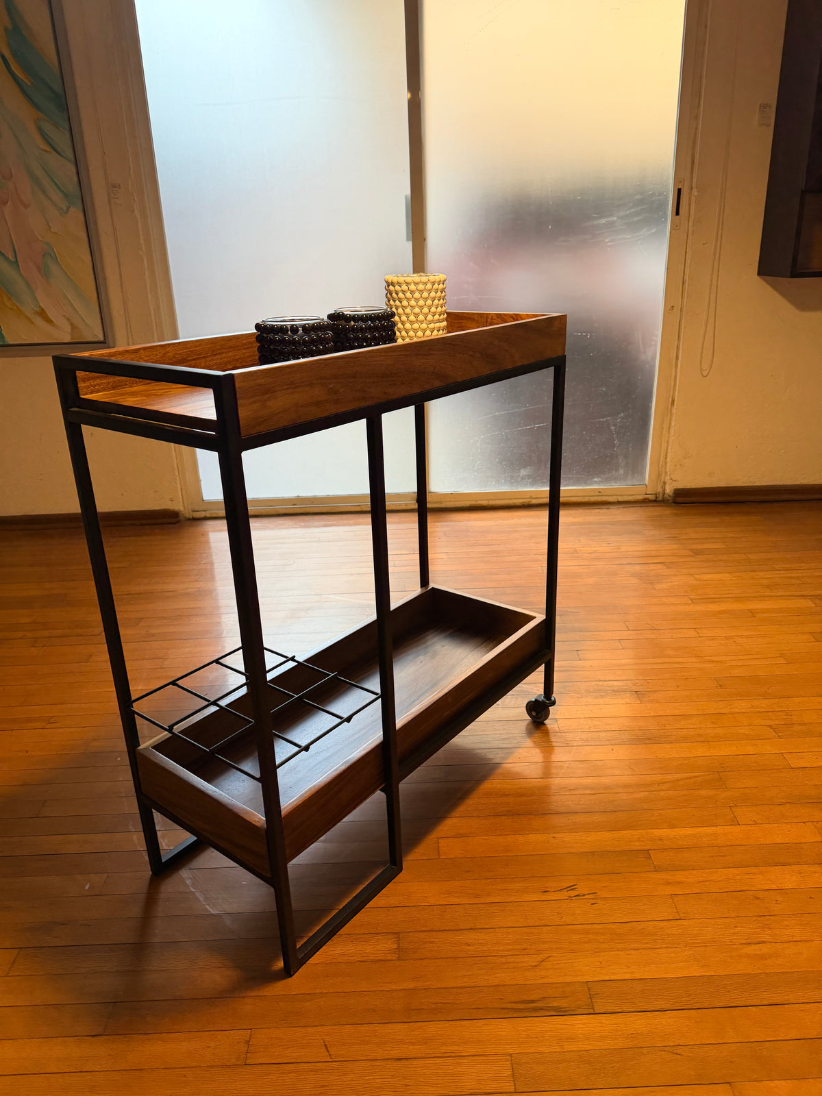 Carrito de servicio para bebidas de madera de parota y metal