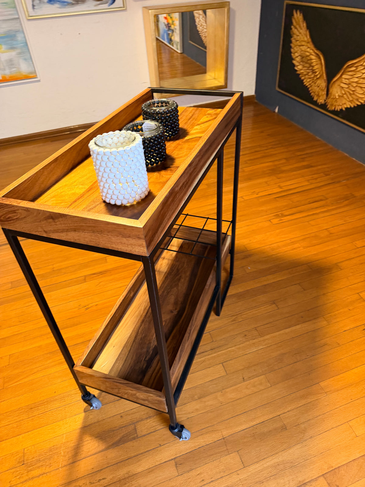 Carrito de servicio para bebidas de madera de parota y metal